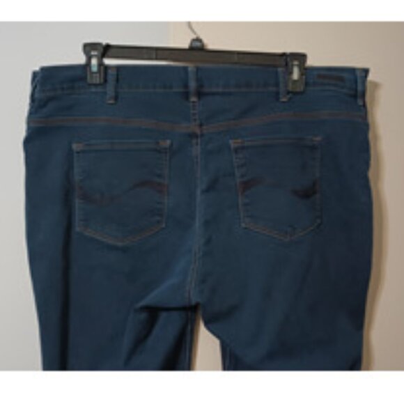 EUC ~ Lee Women's Plus Size Ultra Lux Comfort With Flex Motion Straight Leg Jean - Picture 7 of 7